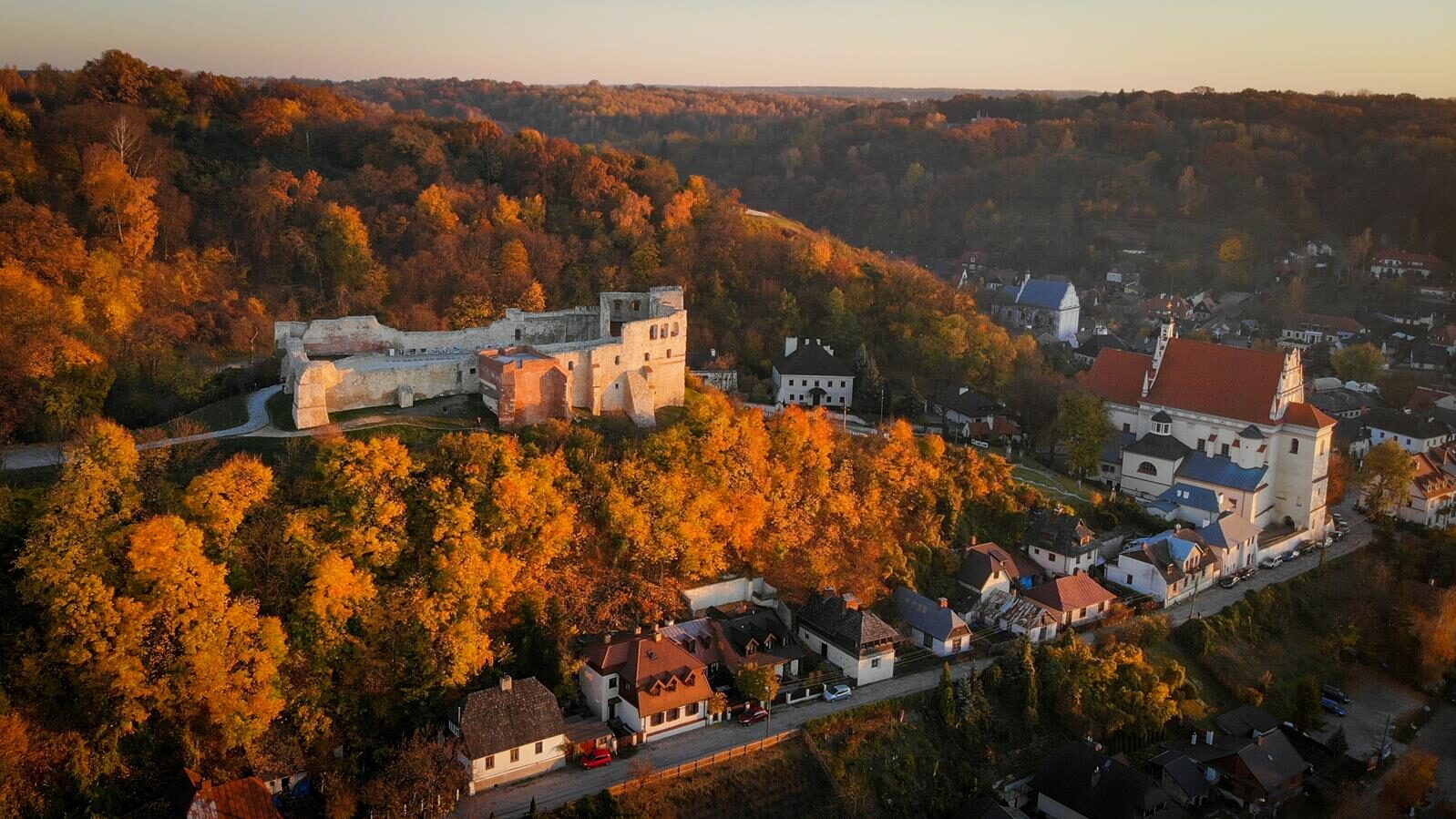 Przyjazne miejsce na wypoczynek w otoczeniu natury. Pole kempingowe w pobliżu Kazimierza Dolnego, Janowca i Nałęczowa – idealne dla miłośników ciszy, spokoju i aktywnego wypoczynku.